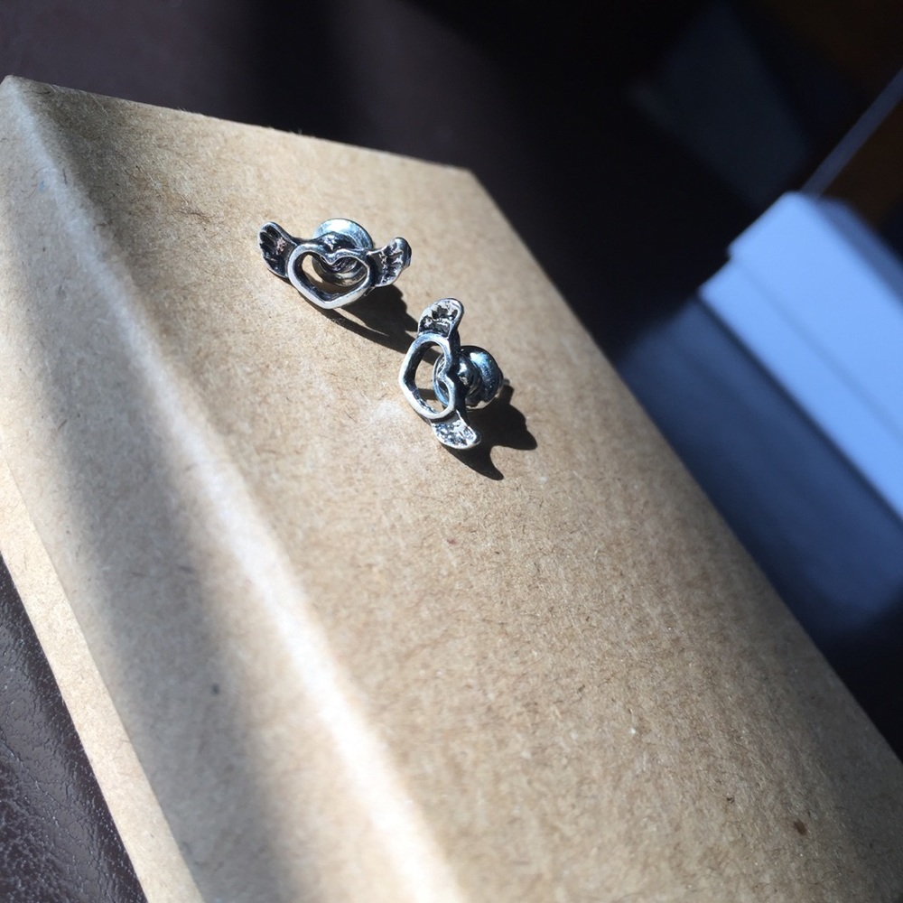 Flying hearts stud earrings